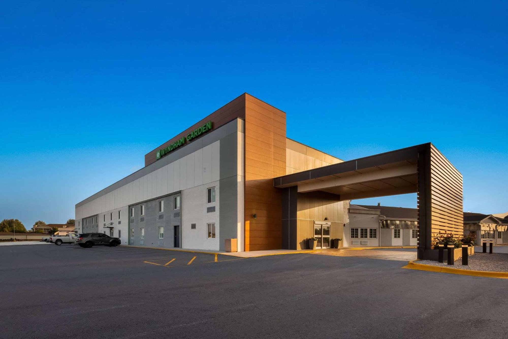 Wyndham Garden Ankeny Hotel Exterior photo